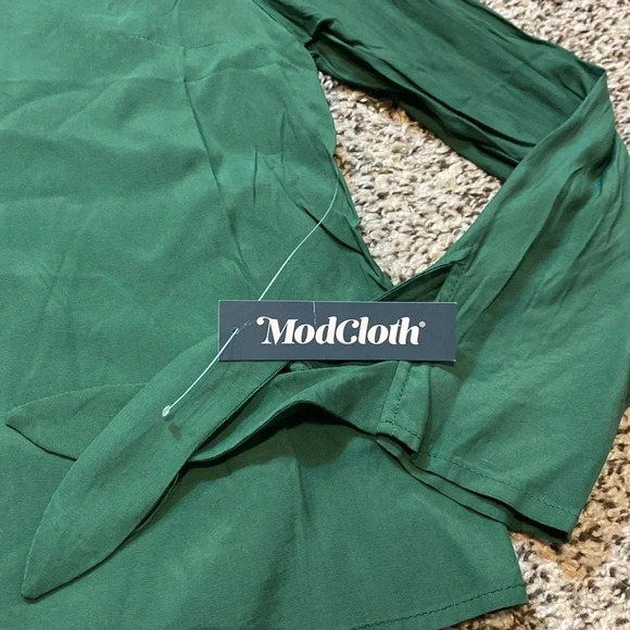 🆕 ModCloth Green Lightweight Pullover Blouse Ties at Ends of Arms 3/4 Sleeves - Picture 4 of 7